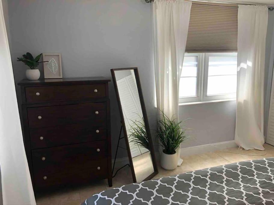 Appartamento South One Bedroom With Parking Spot *