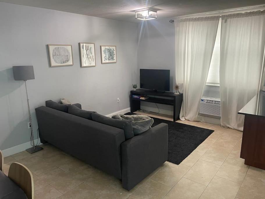 Appartamento South One Bedroom With Parking Spot *