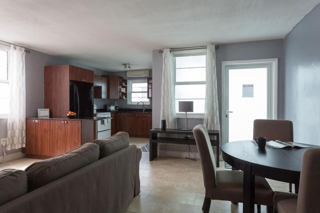 Appartamento South One Bedroom With Parking Spot *