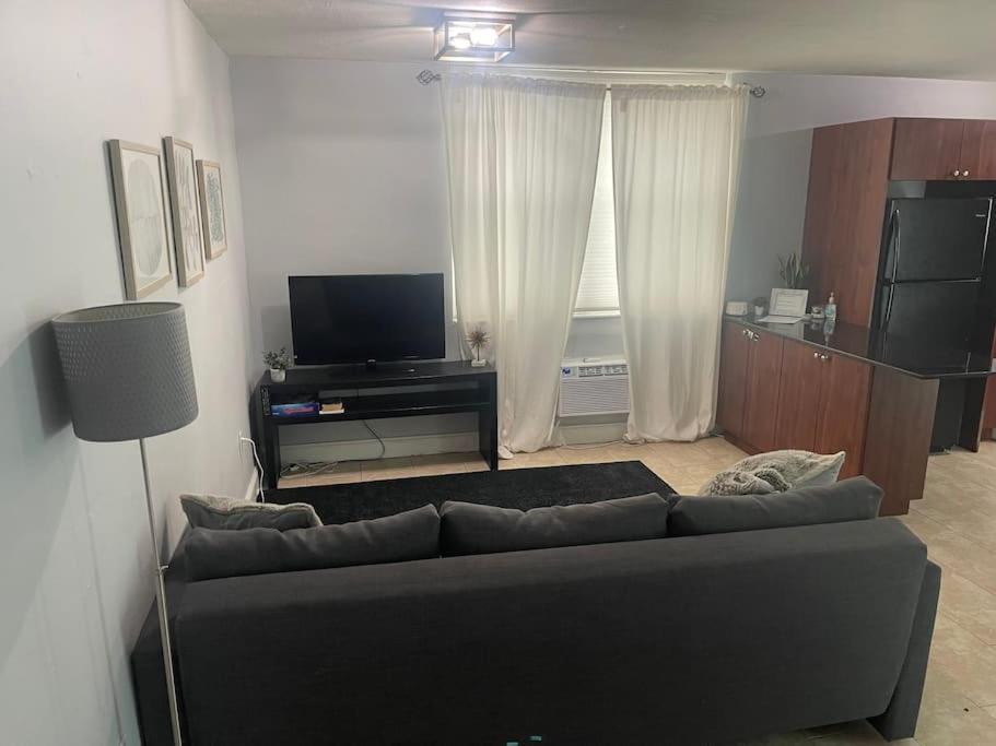 Appartamento South One Bedroom With Parking Spot *
